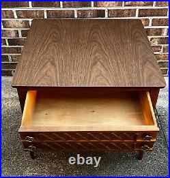 RARE VINTAGE MCM MID CENTURY FORMICA TOP WALNUT END TABLE NIGHTSTAND With DRAWER RARE VINTAGE MCM MID CENTURY FORMICA TOP WALNUT END TABLE NIGHTSTAND With DRAWER