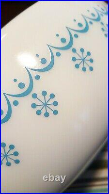 Rare Pyrex Snowflake Blue 024 2 qt round casserole with flat top lid