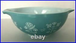 Vintage Pyrex Turquoise Needlepoint 443 Cinderella Bowl 2.5 Qt Rare Hard to Find